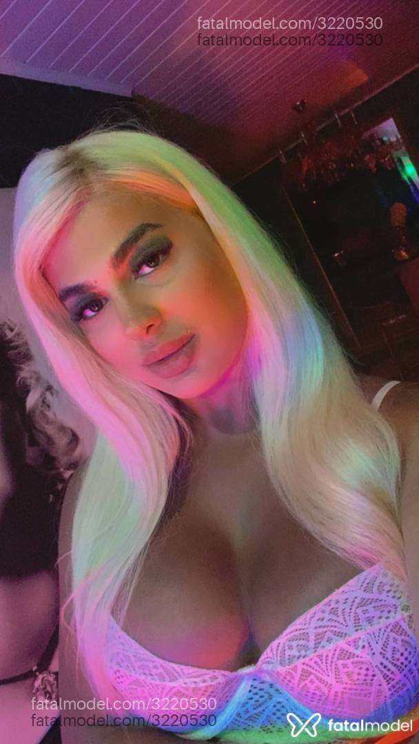 Acompanhante mulher trans loira (o) de olhos castanhos - Kauany Custódio