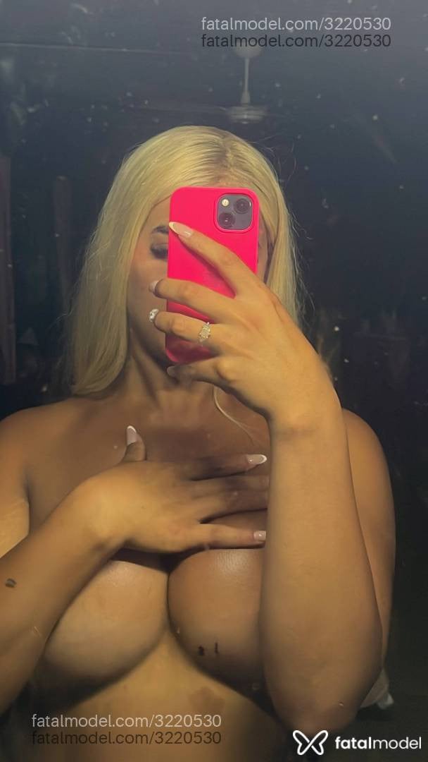 Acompanhante mulher trans loira (o) de olhos castanhos - Kauany Custódio