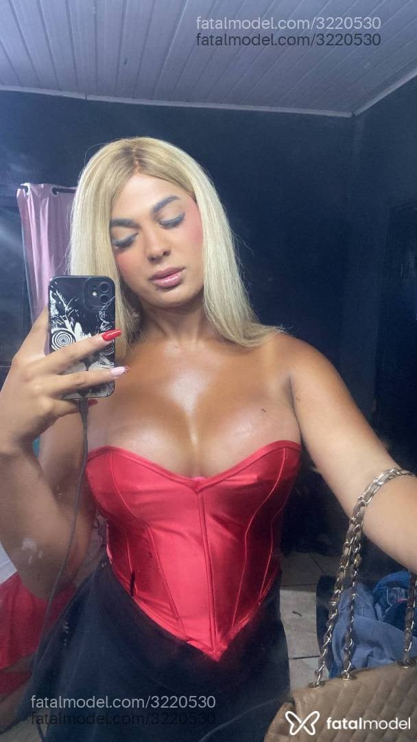 Acompanhante mulher trans loira (o) de olhos castanhos - Kauany Custódio