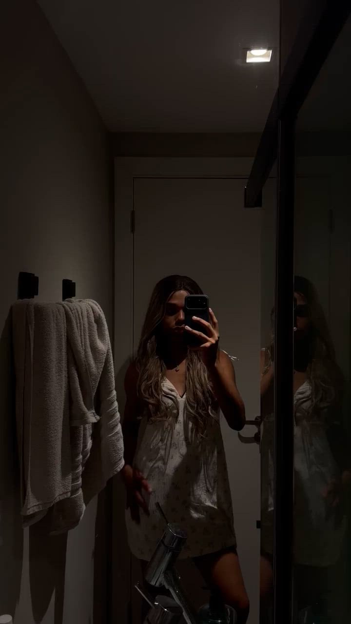 Acompanhante mulher trans loira (o) de olhos castanhos - Chiara