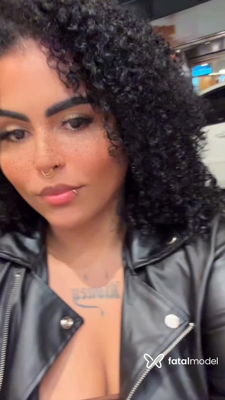 Acompanhante mulher morena (o) de olhos pretos - Juh Acompanhante mulher morena (o) de olhos pretos - Juh