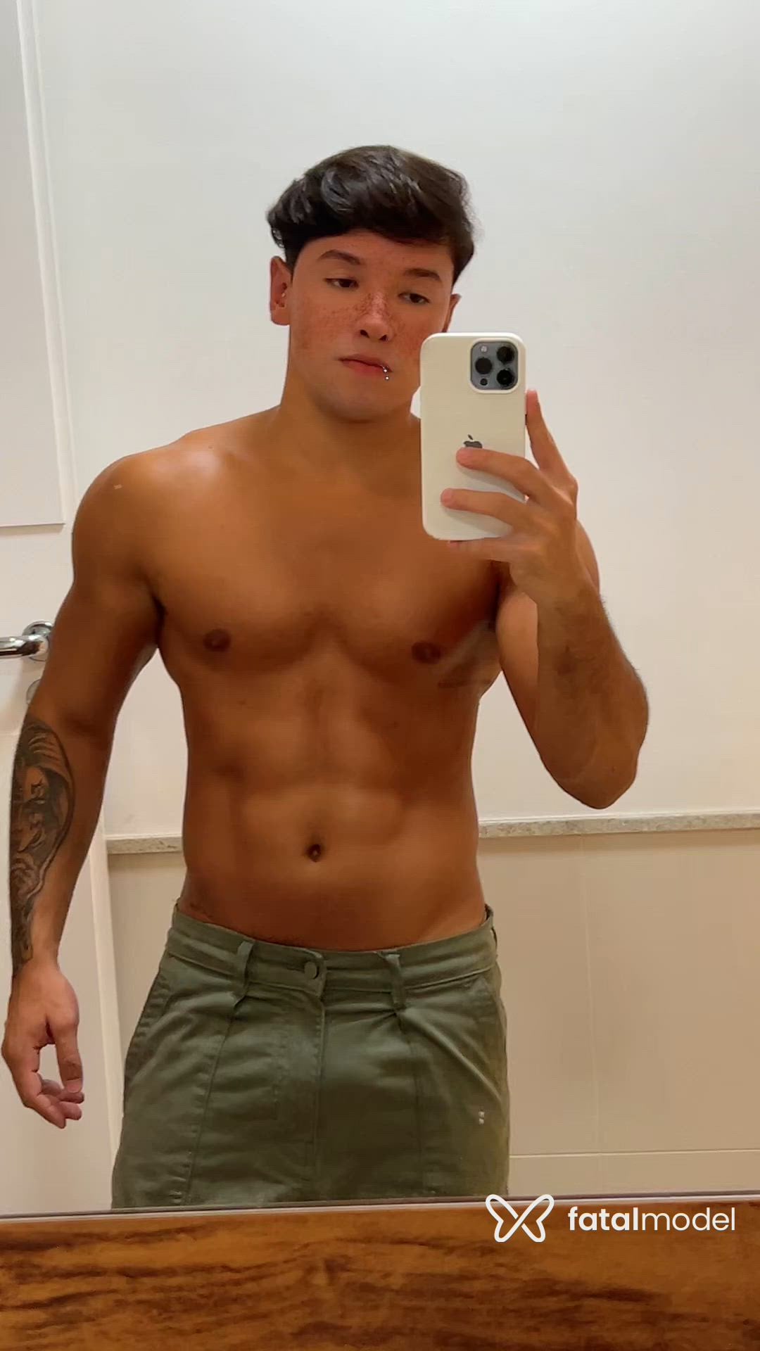 Acompanhante homem morena (o) de olhos castanhos - Lucas Acompanhante homem morena (o) de olhos castanhos - Lucas