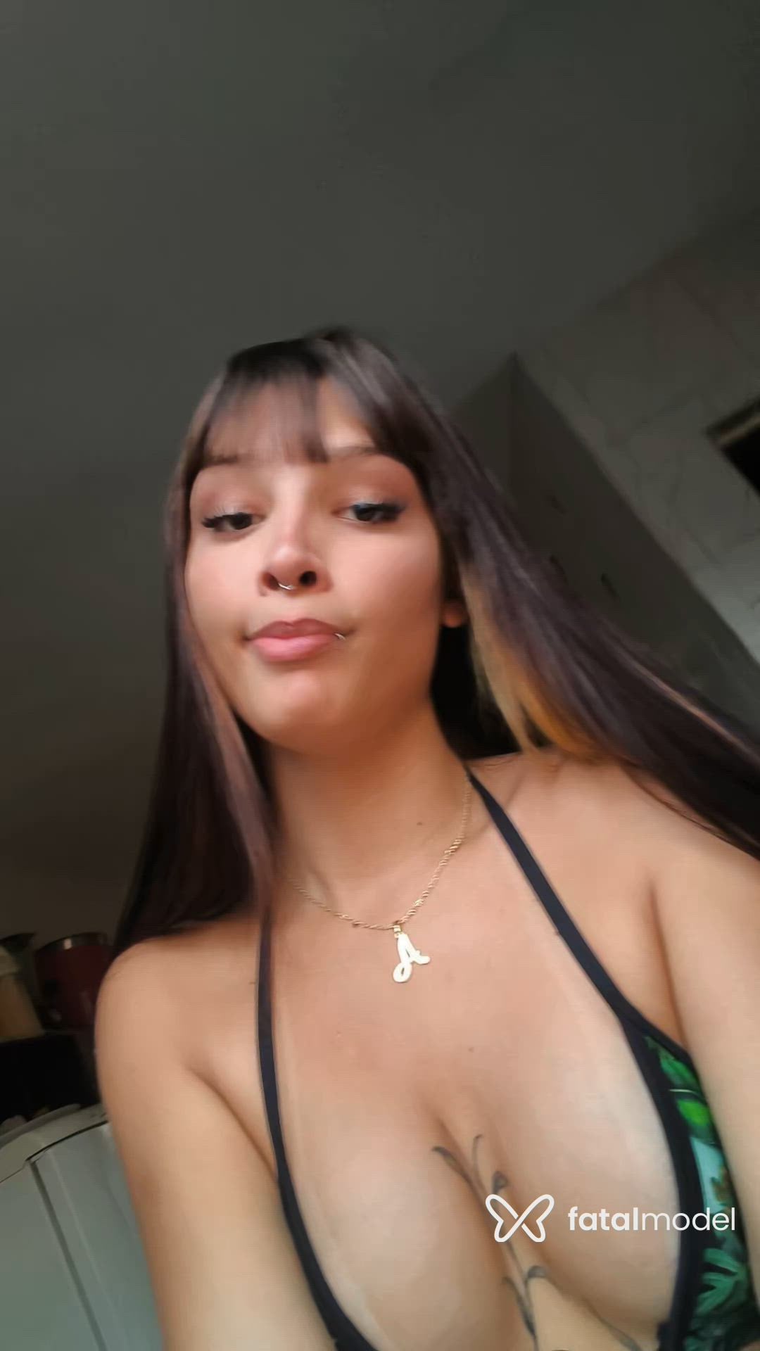 Acompanhante mulher trans com cabelo castanho de olhos castanhos - Maguedes