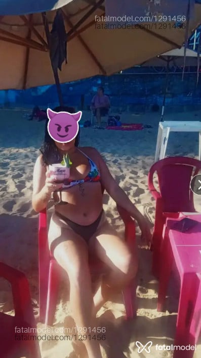 Acompanhante mulher morena (o) de olhos mel - Pétala