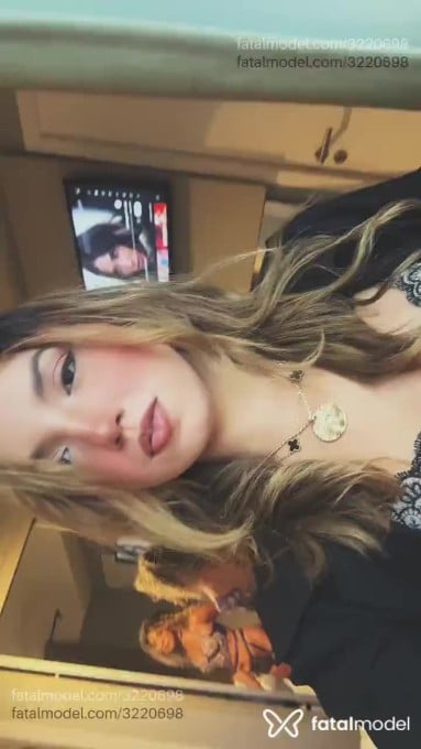 Acompanhante mulher loira (o) de olhos castanhos - Luna Bianco Acompanhante mulher loira (o) de olhos castanhos - Luna Bianco