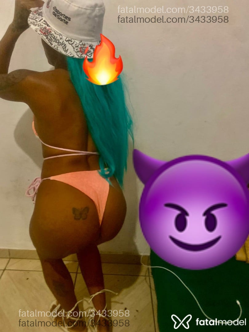 Acompanhante mulher com cabelo colorido de olhos azuis - Kelly Dark Romance