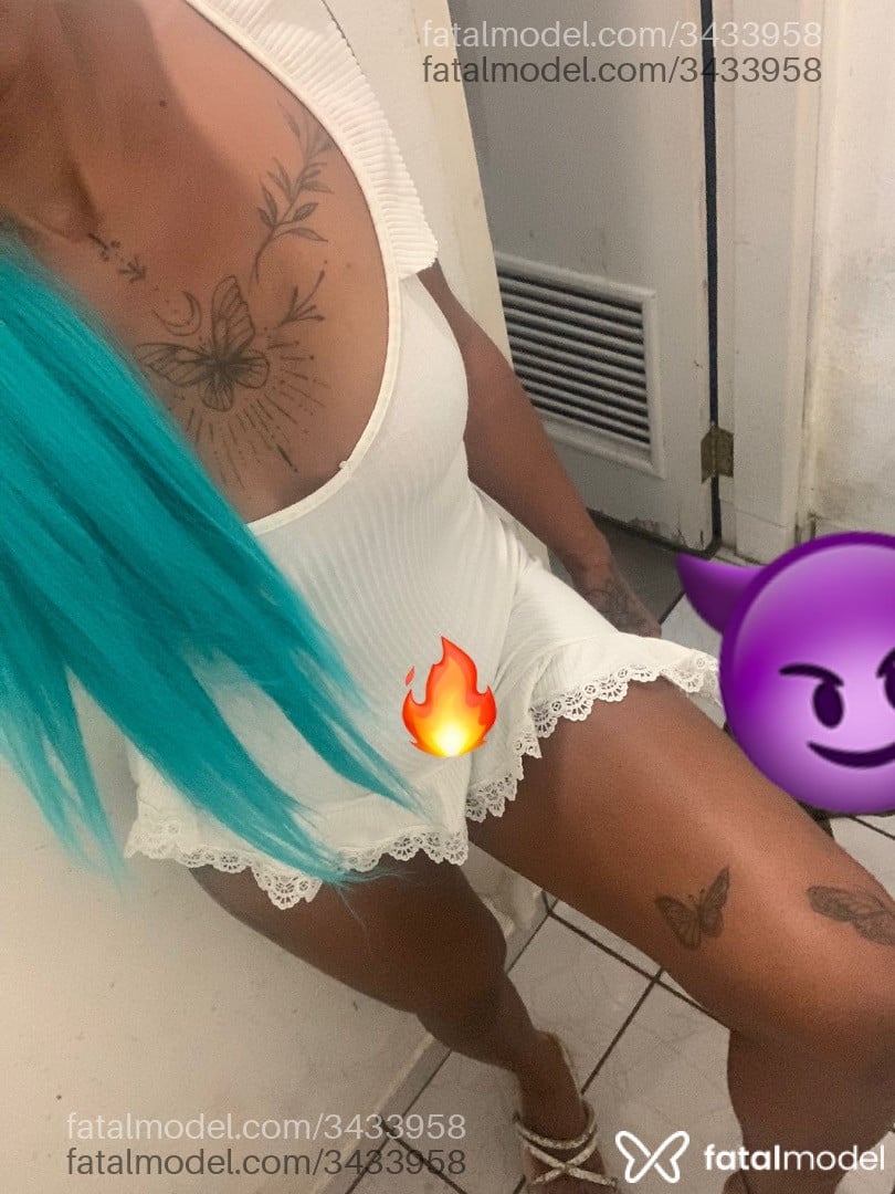 Acompanhante mulher com cabelo colorido de olhos azuis - Kelly Dark Romance