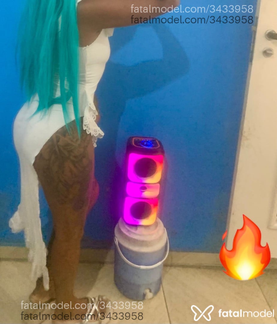 Acompanhante mulher com cabelo colorido de olhos azuis - Kelly Dark Romance