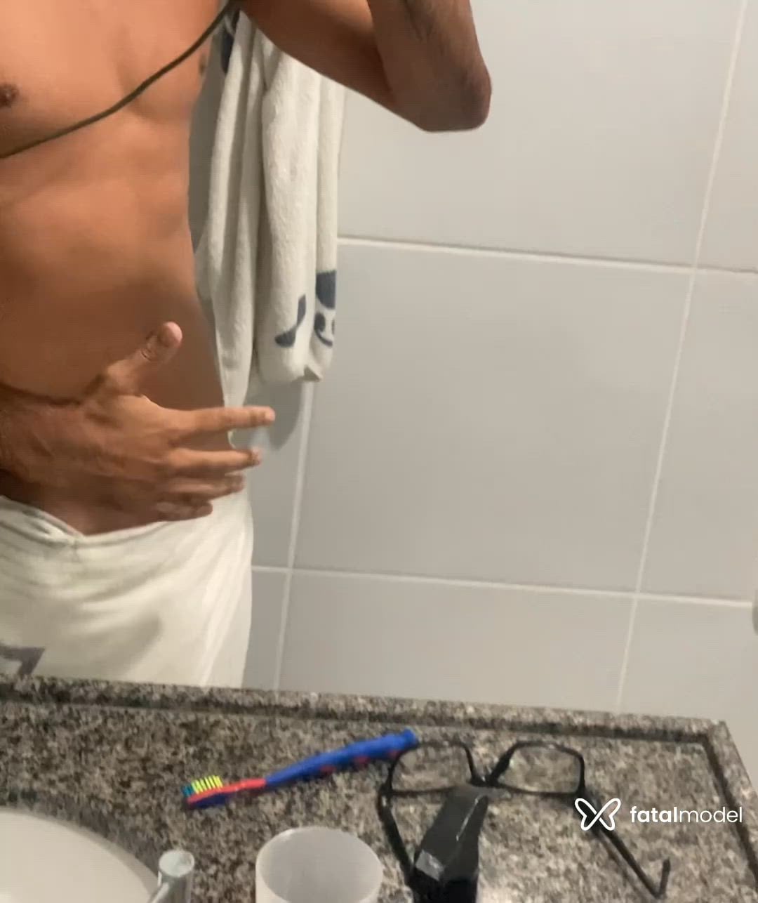 Acompanhante homem com cabelo castanho de olhos pretos - Gustavo Acompanhante homem com cabelo castanho de olhos pretos - Gustavo