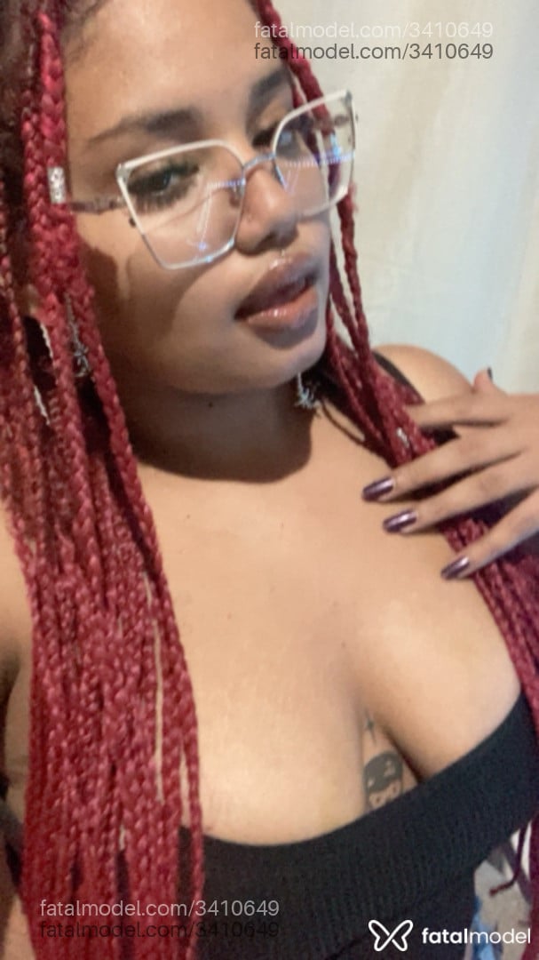 Acompanhante mulher com cabelo colorido de olhos castanhos - Flora