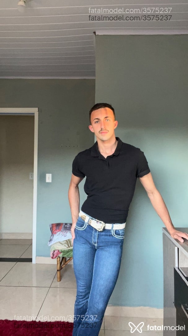 Acompanhante homem com cabelo castanho de olhos azuis - Carlos Paees