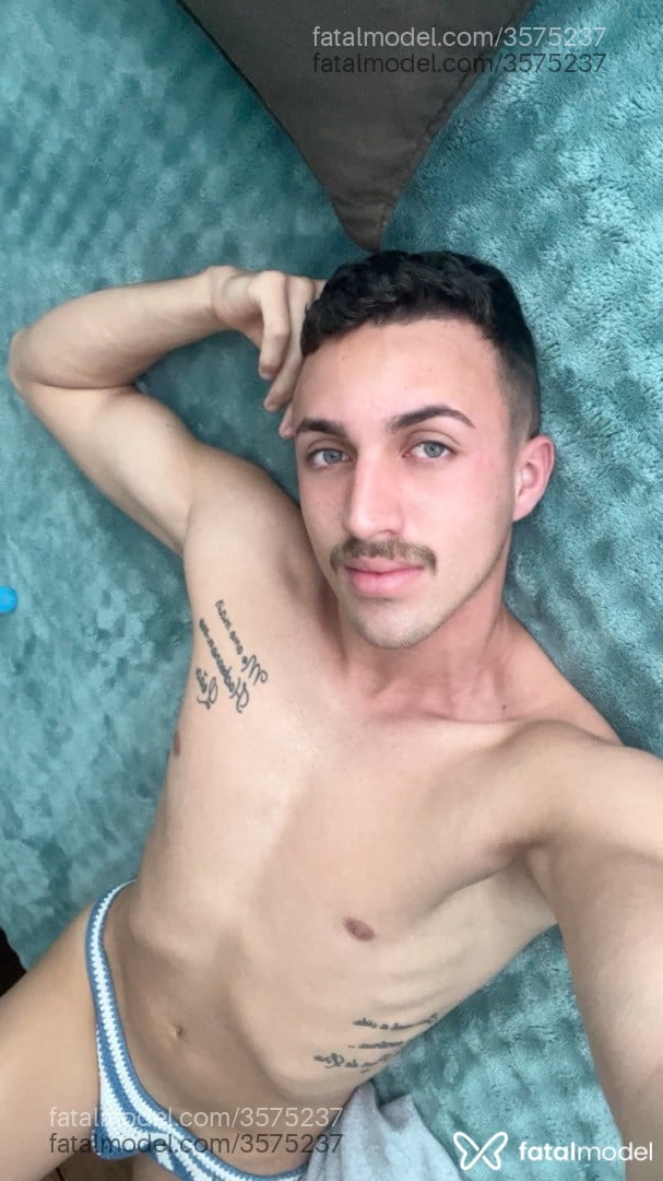 Acompanhante homem com cabelo castanho de olhos azuis - Carlos Paees