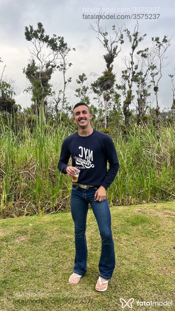Acompanhante homem com cabelo castanho de olhos azuis - Carlos Paees