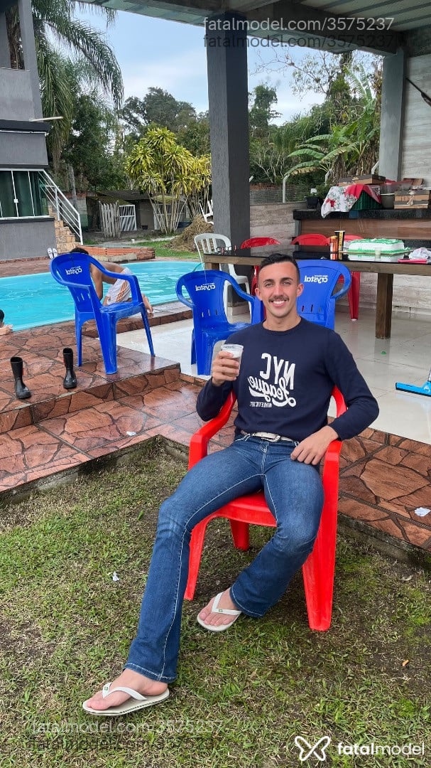 Acompanhante homem com cabelo castanho de olhos azuis - Carlos Paees