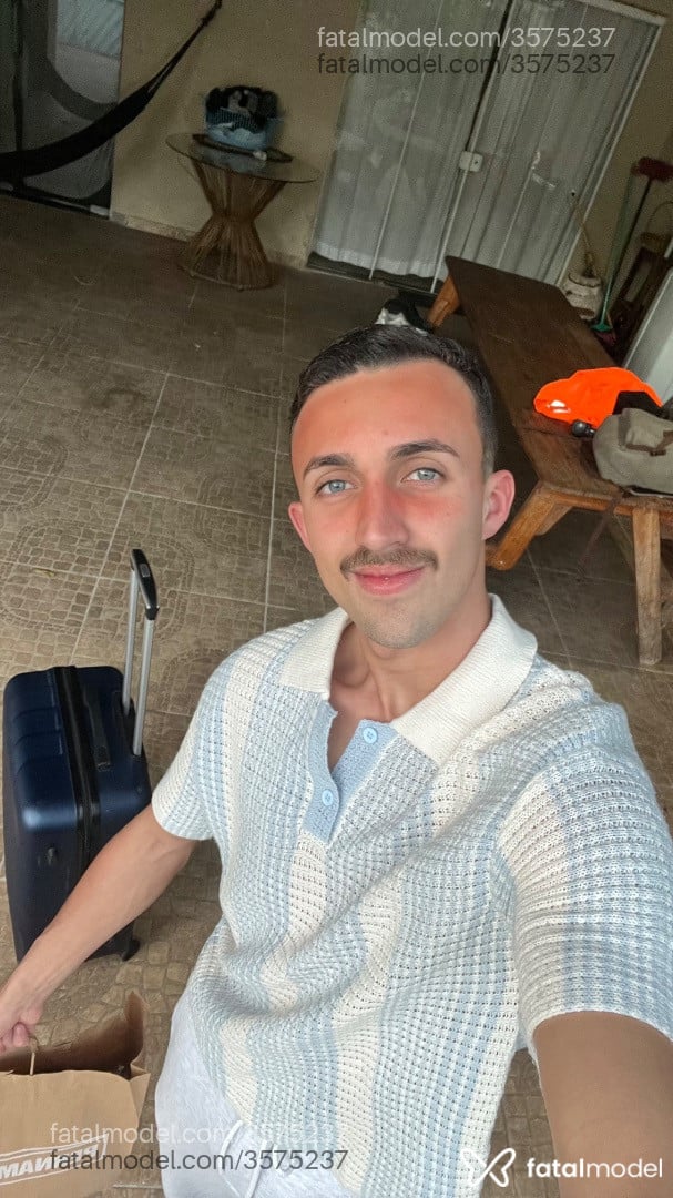 Acompanhante homem com cabelo castanho de olhos azuis - Carlos Paees