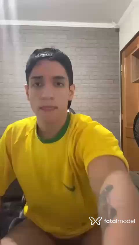 Acompanhante homem com cabelo castanho de olhos castanhos - Backes Acompanhante homem com cabelo castanho de olhos castanhos - Backes