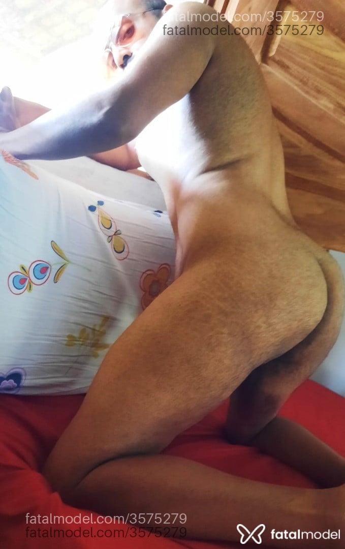 Acompanhante homem morena (o) de olhos castanhos - Dickhot