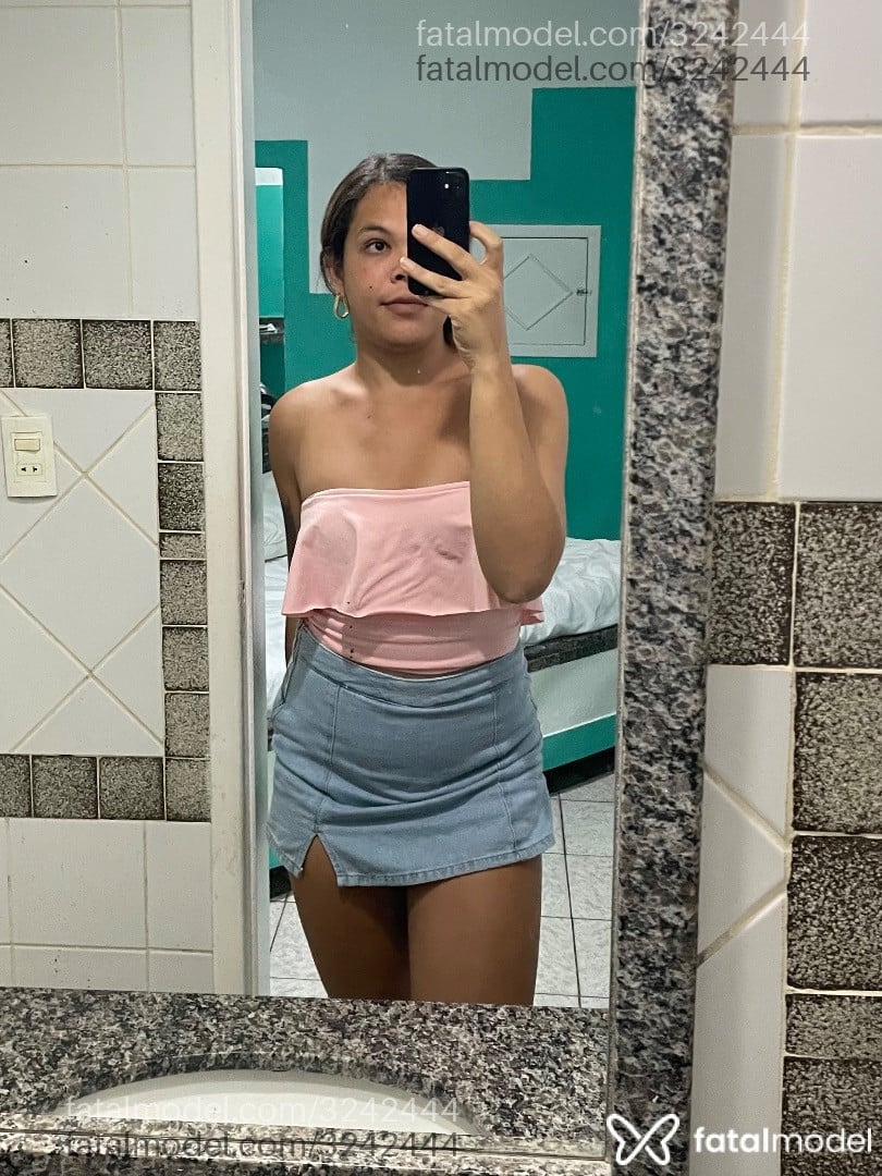 Acompanhante mulher trans com cabelo castanho de olhos pretos - Carol Vieira