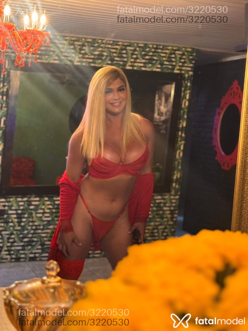 Acompanhante mulher trans loira (o) de olhos castanhos - Kauany Custódio