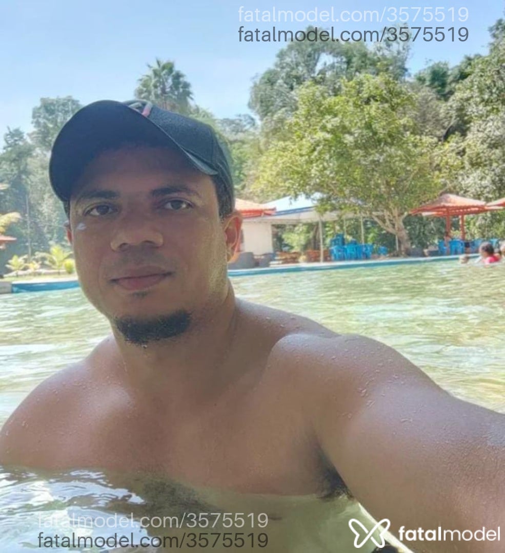 Acompanhante homem com cabelo grisalho de olhos castanhos - Max Orion