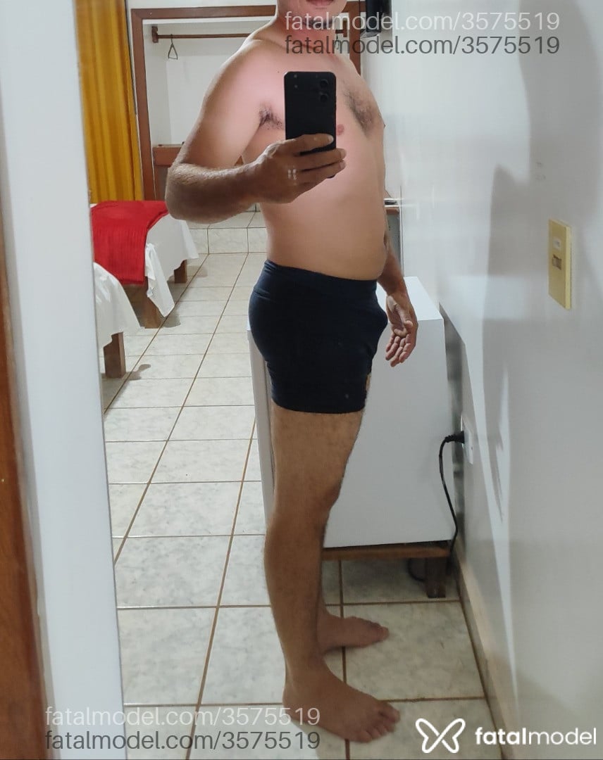 Acompanhante homem com cabelo grisalho de olhos castanhos - Max Orion