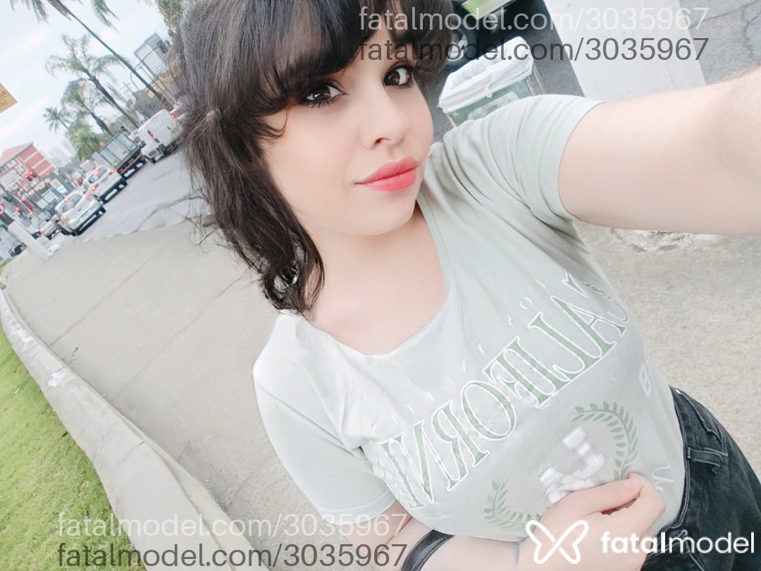 Acompanhante mulher morena (o) de olhos mel - Larissa