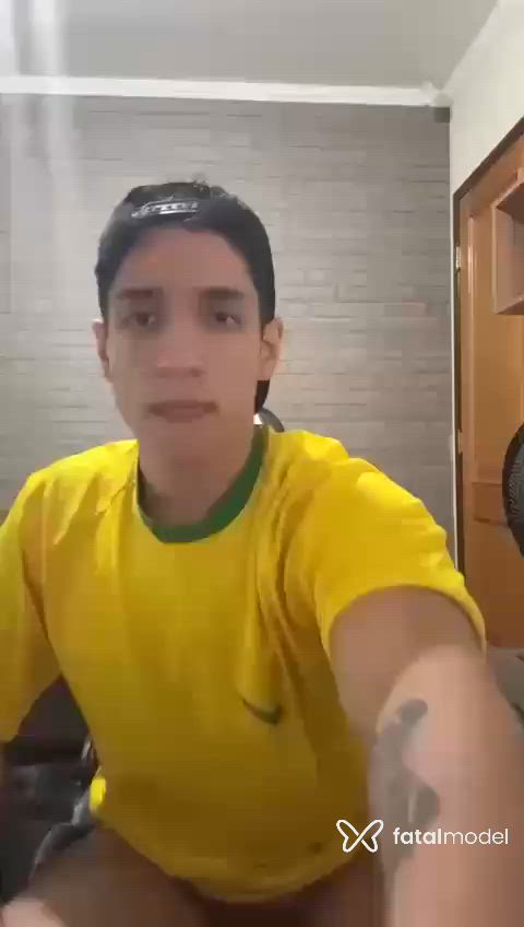Acompanhante homem com cabelo castanho de olhos castanhos - Backes Acompanhante homem com cabelo castanho de olhos castanhos - Backes
