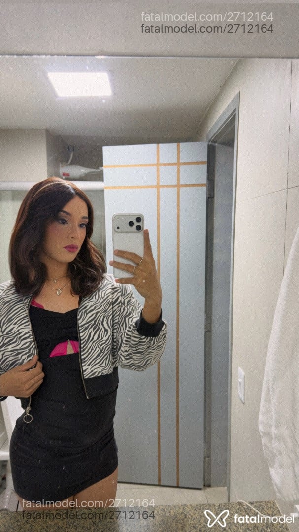 Acompanhante mulher trans com cabelo castanho de olhos castanhos - Welyda Dávila