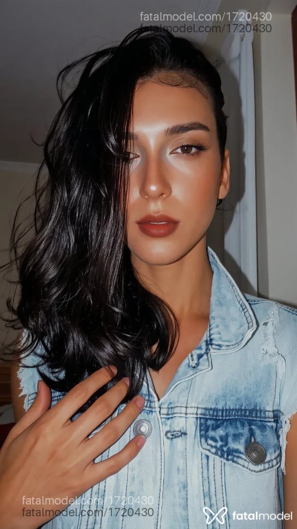 Acompanhante mulher trans morena (o) de olhos castanhos - Lua
