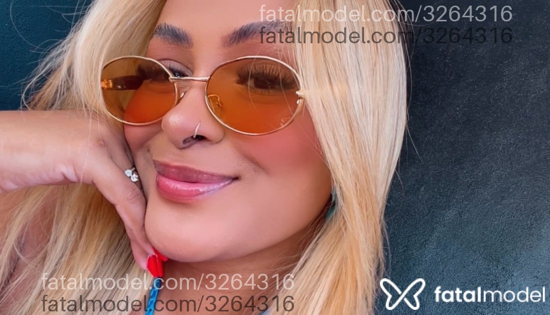 Acompanhante mulher loira (o) de olhos pretos - Ester Acompanhante mulher loira (o) de olhos pretos - Ester