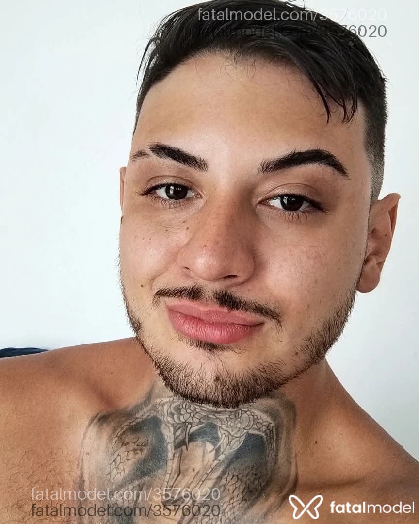 Acompanhante não-binário com cabelo castanho de olhos pretos - Zyonx Acompanhante não-binário com cabelo castanho de olhos pretos - Zyonx