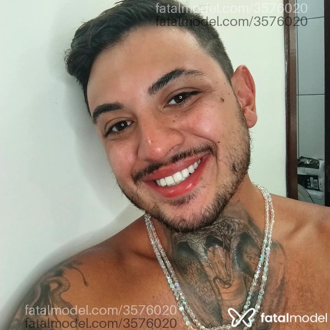 Acompanhante não-binário com cabelo castanho de olhos pretos - Zyonx Acompanhante não-binário com cabelo castanho de olhos pretos - Zyonx