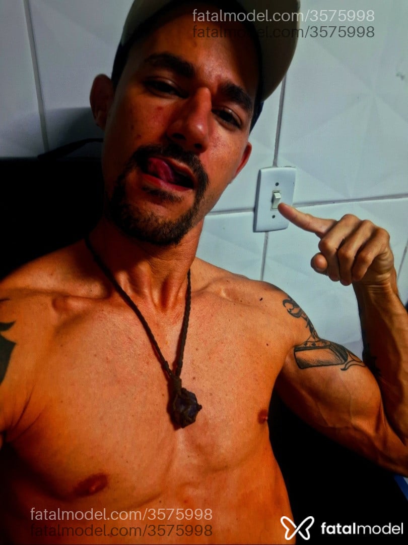 Acompanhante homem com cabelo castanho de olhos castanhos - Áries