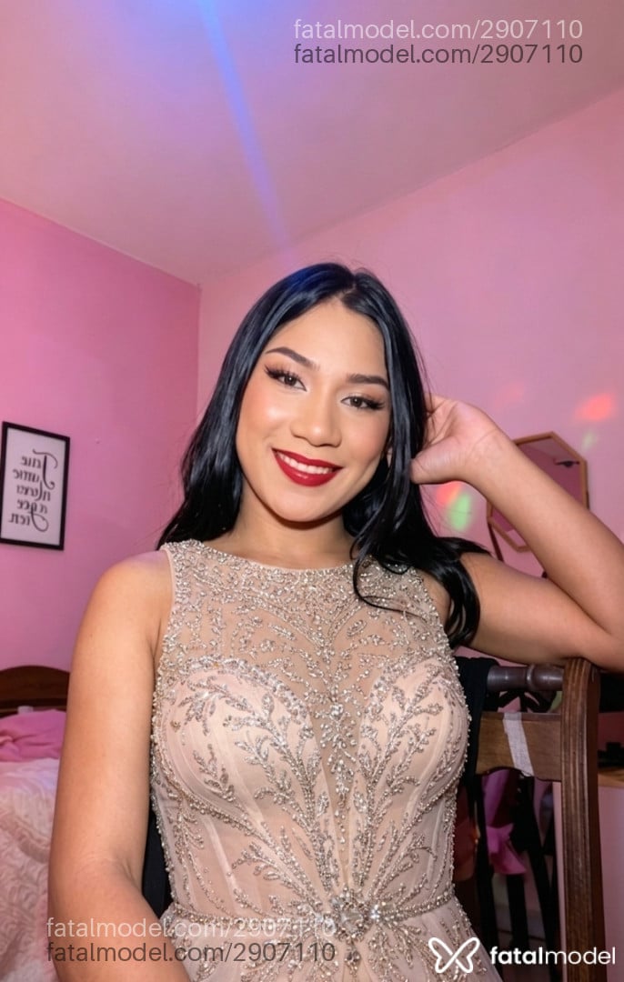 Acompanhante não-binário com cabelo castanho de olhos castanhos - Sthefany Catrine