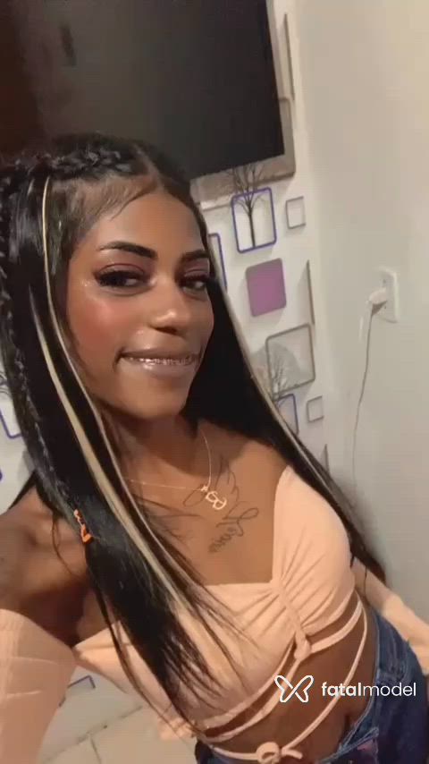 Acompanhante mulher com cabelo colorido de olhos castanhos - Vitória Silva Acompanhante mulher com cabelo colorido de olhos castanhos - Vitória Silva