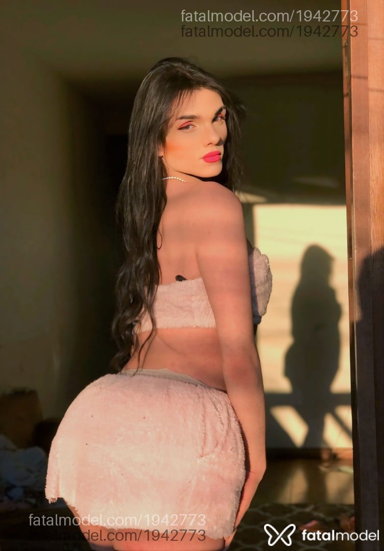 Acompanhante mulher trans com cabelo castanho de olhos mel - Joana aguiar
