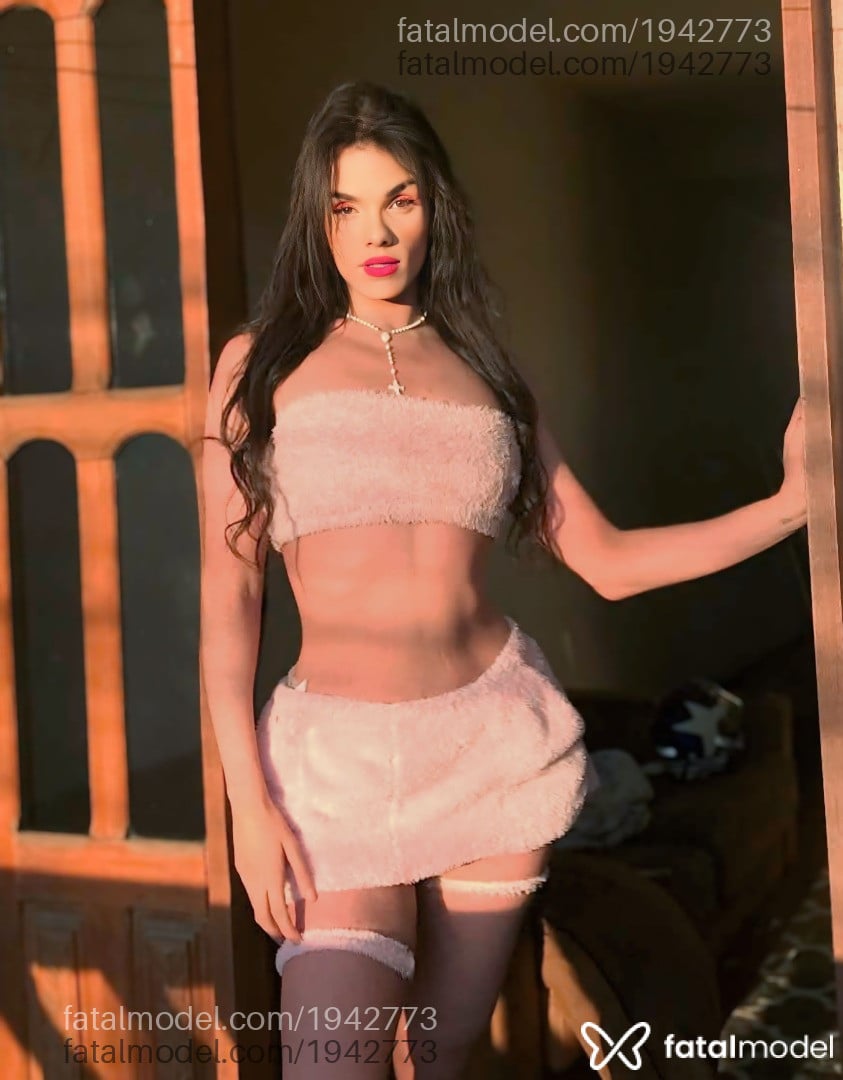 Acompanhante mulher trans com cabelo castanho de olhos mel - Joana aguiar