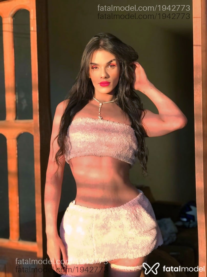 Acompanhante mulher trans com cabelo castanho de olhos mel - Joana aguiar