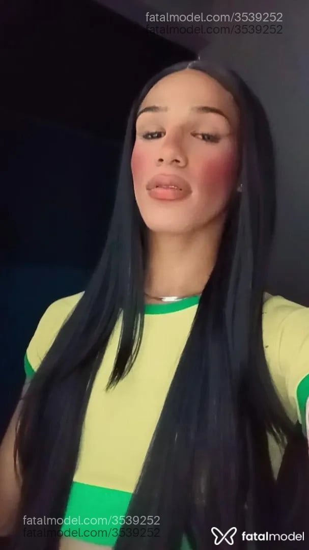 Acompanhante mulher trans com cabelo castanho de olhos pretos - Octávia