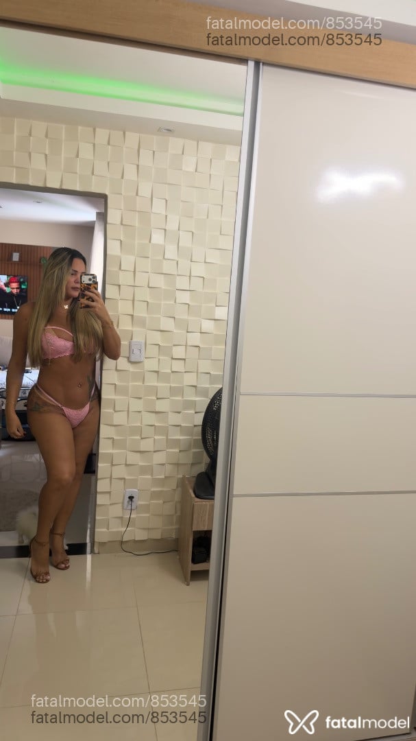 Acompanhante mulher trans loira (o) de olhos castanhos - VALENTINA