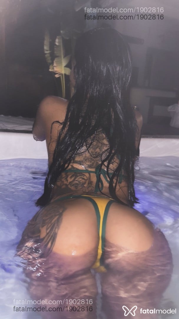 Acompanhante mulher morena (o) de olhos pretos - Harielly ayumi