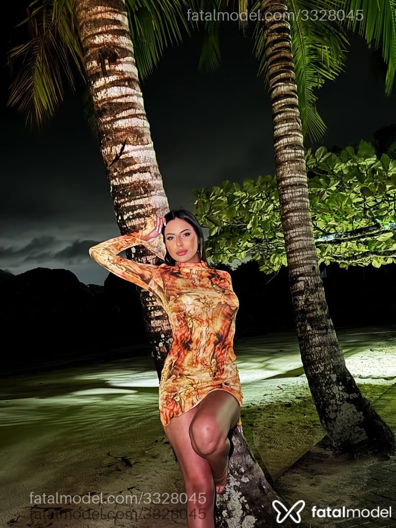 Acompanhante mulher morena (o) de olhos castanhos - Crystal