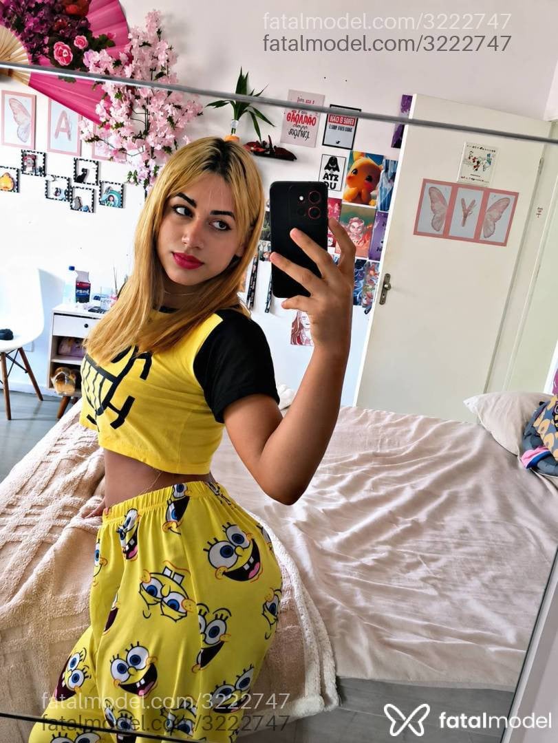 Acompanhante mulher trans morena (o) de olhos verdes - Heloá Silva