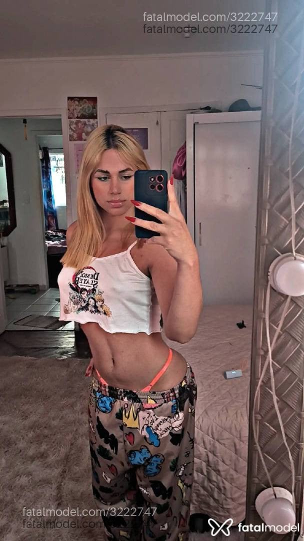 Acompanhante mulher trans morena (o) de olhos verdes - Heloá Silva