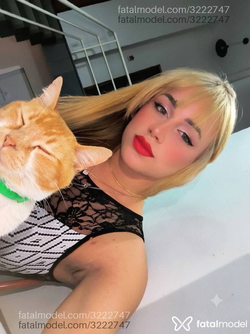 Acompanhante mulher trans morena (o) de olhos verdes - Heloá Silva