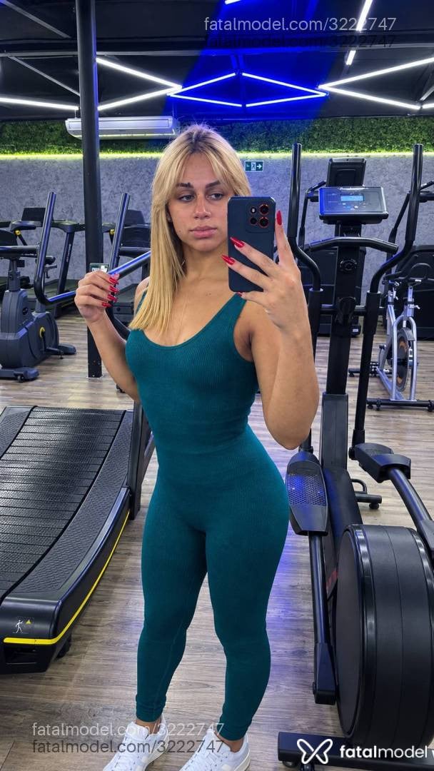 Acompanhante mulher trans morena (o) de olhos verdes - Heloá Silva