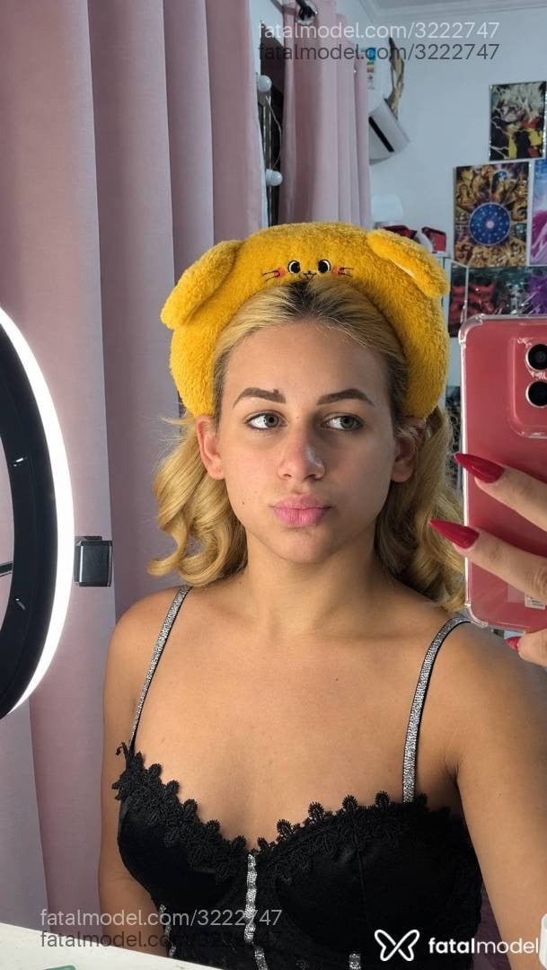 Acompanhante mulher trans morena (o) de olhos verdes - Heloá Silva