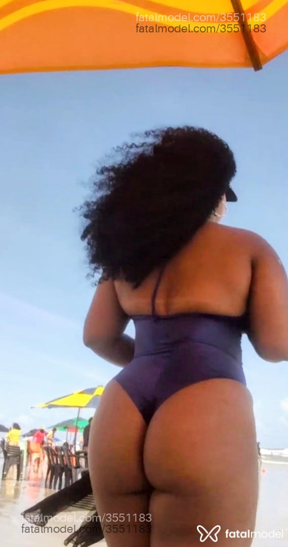 Acompanhante mulher morena (o) de olhos pretos - Camila