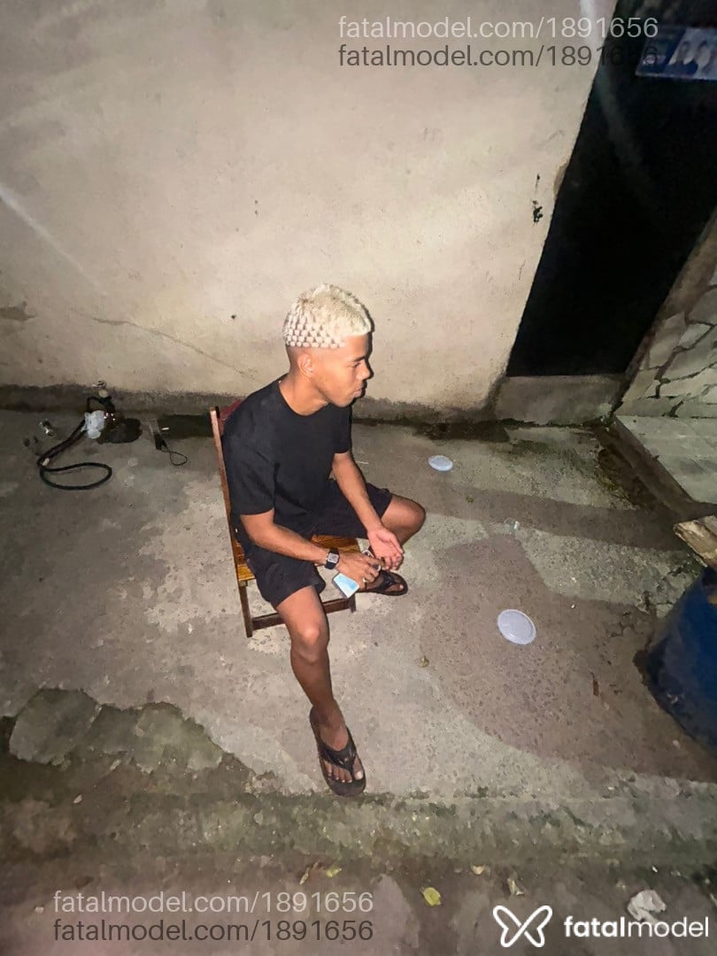 Acompanhante homem com cabelo castanho de olhos castanhos - Pl Moraes