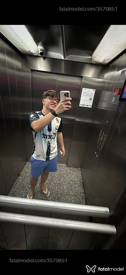 Acompanhante homem com cabelo castanho de olhos castanhos - Zenardi